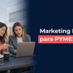 Estrategia de marketing digital para pymes: equipo de trabajo analizando canales y resultados