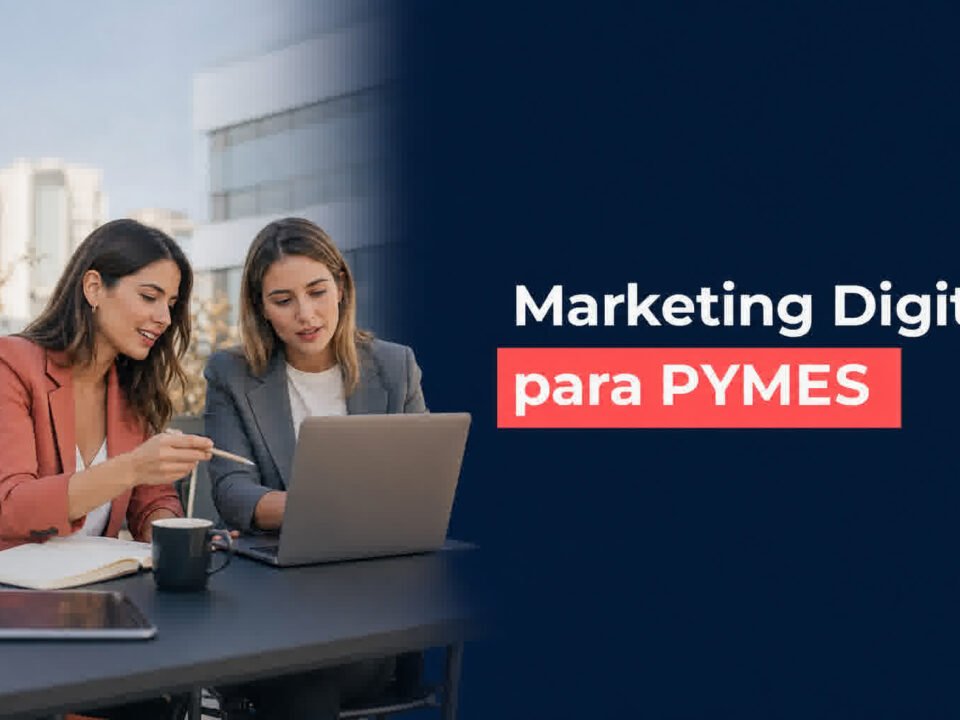 Estrategia de marketing digital para pymes: equipo de trabajo analizando canales y resultados